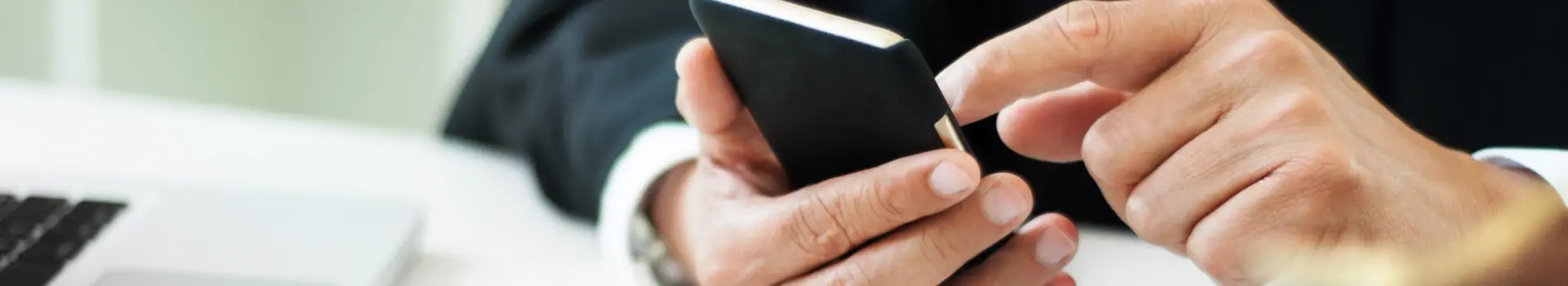 telefon komórkowy w dłoni